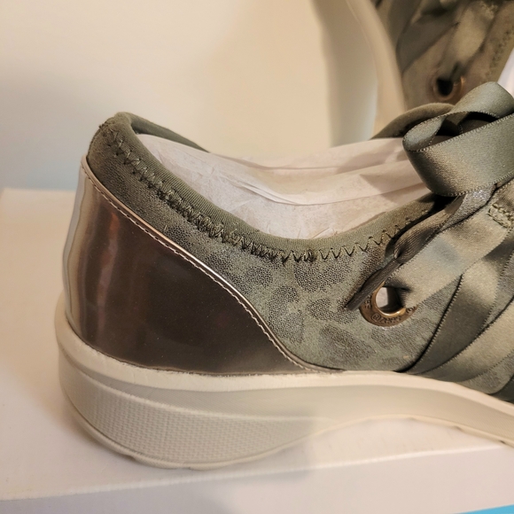 Bzees Glisten Green Animal Print Ribbon Lace-Up Fashion Sneakers Size 10 Wide - Picture 6 of 10